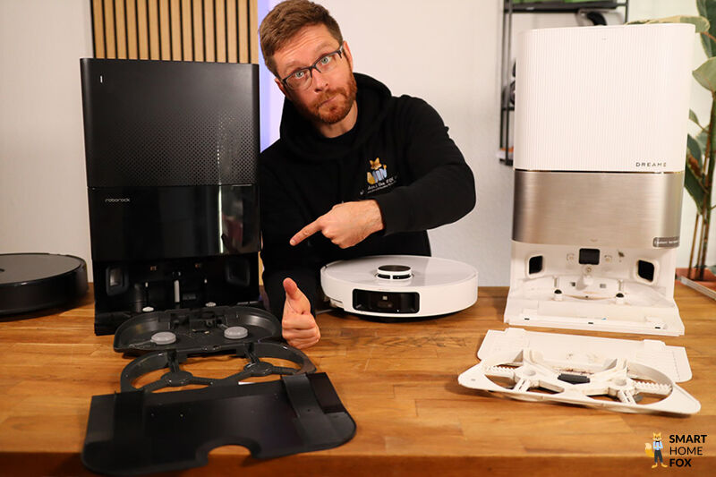 Die Dreame X40 Ultra Station und die Roborock Qrevo Slim Station werden zur Wartungszwecken aufbereitet.